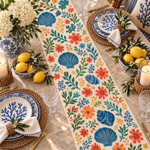 Peut inclure: Un long chemin de table rectangulaire orné d'un motif répétitif de coquillages bleus, de fleurs orange et rouges, et de feuillage vert sur un fond crème. Le chemin de table est présenté sur une table dressée avec assiettes et citrons.
