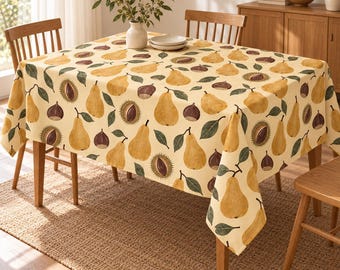 Könnte beinhalten: Eine rechteckige Tischdecke mit cremefarbenem Hintergrund und einem sich wiederholenden Muster aus gelben Birnen, dunkelvioletten Feigen und stacheligen Kastanienschalen, akzentuiert durch grüne Blätter, über einem Holztisch.