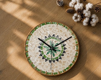 Orologio a mosaico in madreperla, decorazione da parete realizzata a mano con conchiglie, lancette dorate silenziose.