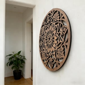 Mandala-Wandbehang aus Holz in Walnuss-Ton, rundes, geschnitztes Holzblumendekor, Boho-Wohnzimmer-Wandbehang, naturinspirierte Geschenke