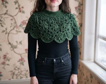 Haakpatroon voor een capelet met bloemenkraag, oma-vierkante shrug met geschulpte rand (PDF-download)