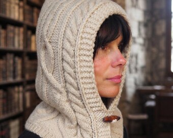 Kabelgebreide capuchonsjaal | Aran-stijl sluiting met knopen (PDF-download)