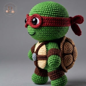 Descarga digital en PDF de Chibi Ninja Amigurumi, tutorial fácil para hacer un juguete de tortuga superhéroe verde.
