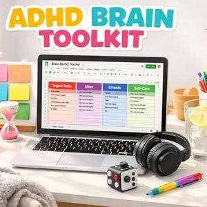 Puede incluir: Un portátil que muestra una hoja de cálculo "Brain Dump Tracker" está sobre un escritorio con el texto "ADHD BRAIN TOOLKIT". Otros elementos incluyen auriculares, un cubo fidget, un temporizador, bolígrafos y un vaso de agua con limón.