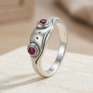 925 Sterling Silver Frog Ring, Ruby Eye Frog Ring, Vintage Oxidized Silver Animal Ring, Whimsical Toad Band, Unique Nature Jewelry Gift