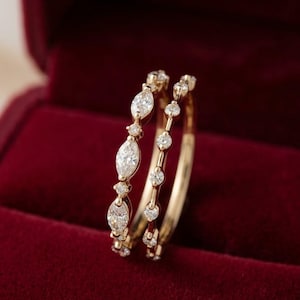 Zestaw obrączek ślubnych z moissanitem markiza i okrągłym, delikatne pierścionki do łączenia, złota obrączka eternity inspirowana stylem art déco, minimalistyczny prezent dla niej