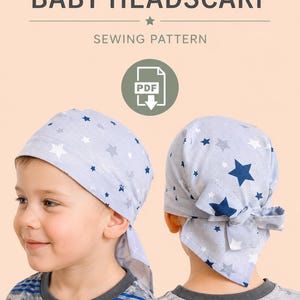 Peut inclure: Un patron de couture PDF numérique pour un foulard de bébé. Le foulard est gris clair avec un motif d'étoiles bleu foncé et blanches. Il présente un design à nouer avec un nœud à la nuque. Le texte indique BABY HEADSCARF SEWING PATTERN.