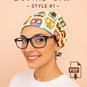 Può includere: Una cuffia da sala operatoria con un motivo a gufi colorati su sfondo crema. Il testo SCRUB CAP - STYLE #1 - e SEWING PATTERN è stampato sull'immagine, insieme a un'icona PDF. La cuffia ha una chiusura a laccetti ed è indossata con occhiali.