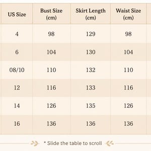 K&ouml;nnte beinhalten: Eine beige Gr&ouml;&szlig;entabelle mit dunkelbraunem Text, die Gr&ouml;&szlig;en von S bis XXXL auflistet. Die Spalten umfassen US Size, Bust Size (cm), Skirt Length (cm), Waist Size (cm) und Hip Size (cm). Der untere Text lautet * Slide the table to scroll.