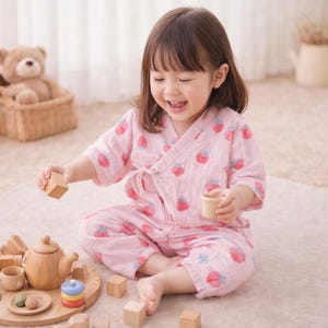 Może przedstawiać: Biały ceramiczny kubek z czarnym uchwytem i napisem "But First, Coffee" czarną, odręczną czcionką. Kubek stoi na białej powierzchni.