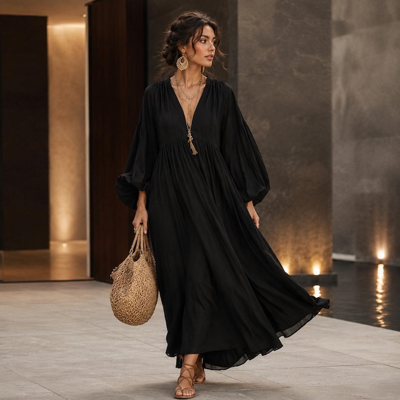 K&ouml;nnte beinhalten: Ein lang&auml;rmeliges schwarzes Maxikleid mit tiefem V-Ausschnitt, geraffter Taille und volumin&ouml;sen &Auml;rmeln. Das Kleid wird mit einer geflochtenen Strohtasche und braunen Riemchensandalen kombiniert, erg&auml;nzt durch eine lange Anh&auml;ngerkette und goldene Ohrringe.