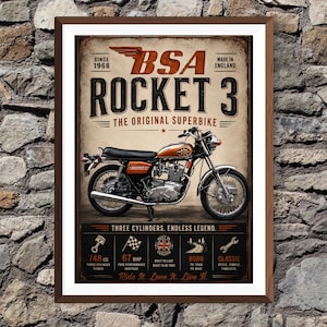 Może przedstawiać: Oprawiony plakat w stylu vintage z motocyklem BSA Rocket 3. Plakat ma brązową obwódkę i ceglane tło. Motocykl jest pomarańczowo-czarny. Tekst zawiera "BSA ROCKET 3" i "The Original Superbike".