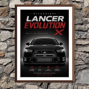 Könnte beinhalten: Gerahmtes Poster mit einem schwarzen Mitsubishi Lancer Evolution X. Der Text "Lancer Evolution X" ist in Weiß und Rot gehalten, mit Angaben zum Motor und dem Slogan "Built to Perform".