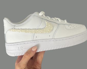 Gepersonaliseerde Nike Air Force 1 bruidsschoenen met parels | Trouwsneakers met namen en datum | Bruidsschoenen op maat