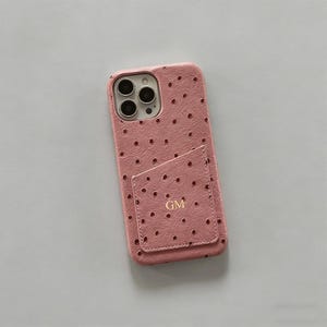 Funda personalizada de piel de avestruz para iPhone con ranura para tarjetas – Funda protectora con iniciales y nombre personalizados