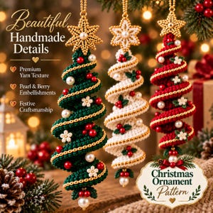 Pode incluir: Três enfeites de Natal em forma de árvore em espiral feitos de fio de crochê nas cores verde-escuro, branco e vermelho. Cada enfeite possui uma estrela dourada no topo, pérolas brancas, bagas vermelhas e pequenas flores brancas.