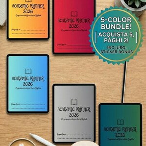 Può includere: Una collezione di agende accademiche per il 2026 in vari colori, tra cui arancione, rosso, blu, grigio e verde acqua. Ogni agenda presenta il testo "Academic Planner 2026" e uno spazio per i dettagli personali. È visibile anche un adesivo promozionale.
