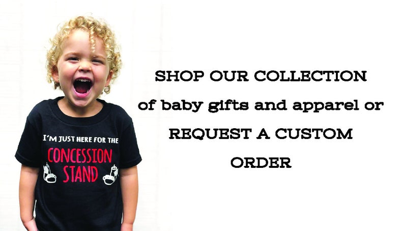 Puede incluir: Un ni&ntilde;o peque&ntilde;o con una camiseta negra con el texto "I'm just here for the concession stand" en blanco y rojo. El ni&ntilde;o sonr&iacute;e y mira a la c&aacute;mara. El texto "SHOP OUR COLLECTION of baby gifts and apparel or REQUEST A CUSTOM ORDER" est&aacute; en negro sobre fondo blanco.