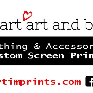 Puede incluir: Un logotipo para un negocio llamado "i heart art and baby" que ofrece ropa, accesorios e impresi&oacute;n de pantalla personalizada. El logotipo presenta un coraz&oacute;n rojo con el texto "i heart art and baby" en negro. El texto "Clothing & Accessories & Custom Screen Printing" est&aacute; en blanco sobre un fondo negro. La direcci&oacute;n del sitio web "iheartimprints.com" est&aacute; en rojo, junto con iconos para Facebook, Instagram y Pinterest.