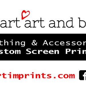 以下が含まれることがあります： 「i heart art and baby」という名前のビジネスのロゴで、衣料品、アクセサリー、カスタムスクリーン印刷を提供しています。ロゴは、黒い文字で「i heart art and baby」と書かれた赤いハートを特徴としています。「Clothing & Accessories & Custom Screen Printing」というテキストは、黒い背景に白い文字で書かれています。ウェブサイトのアドレス「iheartimprints.com」は赤色で、Facebook、Instagram、Pinterestのアイコンとともに表示されています。