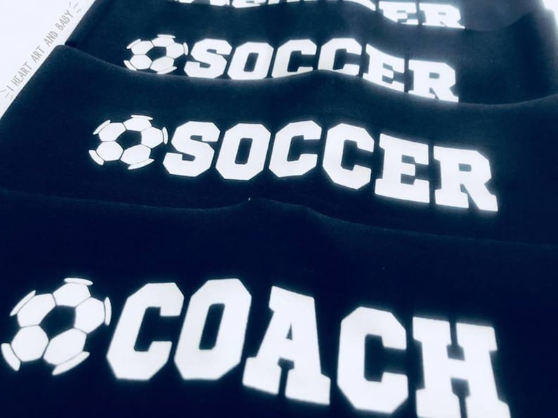 以下が含まれることがあります： 白いサッカーボールと文字が書かれた黒い布製のリストバンドが4つ。 上の2つのリストバンドには「SOCCER」と書いてあり、下の2つのリストバンドには「SOCCER」と「COACH」と書いてあります。