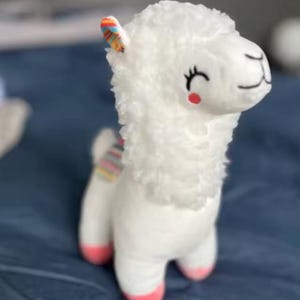 Mjuk lama plyschleksak – Fluffig alpacka gosedjur, regnbågsdetaljer, barnrumsdekor
