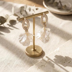 Gouden pareldruppeloorbellen, bloemenhanger, elegante bruiloftsgastsieraden, bruids