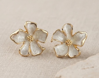 Oorknopjes met parelbloem, gouden omtrek, elegante bloemensieraden, accessoire bruiloft bruidsmeisje