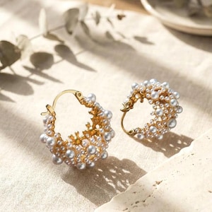 Pendientes de aro vintage con cesta de perlas / Joyería francesa de oro estilo resort