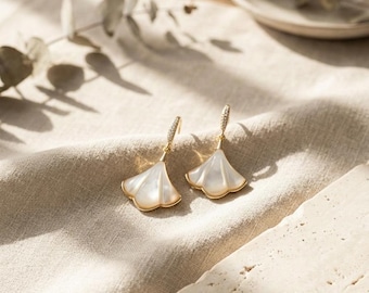 Pendientes colgantes de concha con forma de hoja de ginkgo dorada, joyería nupcial minimalista y delicada.