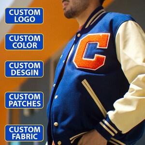 Puede incluir: Una chaqueta universitaria azul marino y crema con un parche naranja con la letra "C". La chaqueta tiene mangas color crema y un cuerpo azul marino. El texto en el lado izquierdo dice "CUSTOM LOGO", "CUSTOM COLOR", "CUSTOM DESIGN", "CUSTOM PATCHES" y "CUSTOM FABRIC".