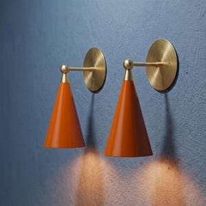 Applique murale moderne en laiton, abat-jour conique personnalisé, applique murale scandinave minimaliste, luminaire Mid-Century, éclairage de vanité, côté