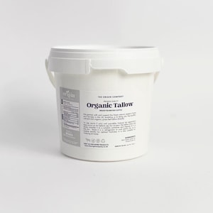 Könnte beinhalten: Ein weißer Kunststoffeimer mit Bio-Rindertalg von grasgefütterten britischen Rindern. Das Etikett trägt den Text The Origin Company, Organic Tallow, und enthält Nährwertangaben, Gebrauchsanweisungen sowie Angaben zu den Inhaltsstoffen.