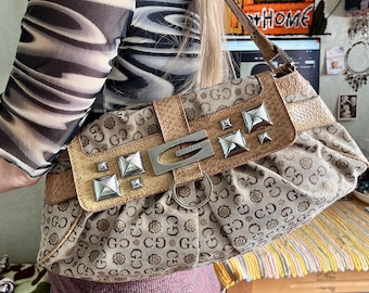 Bolso de hombro vintage Gussaci con monograma y tachuelas, estilo baguette Y2K.