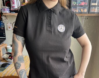 Polo Mercedes vintage negro con logo bordado Y2K, top minimalista.