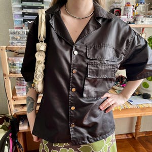 Giacca nera leggera, oversize, abbottonatura a maniche corte, minimal, streetwear Y2K