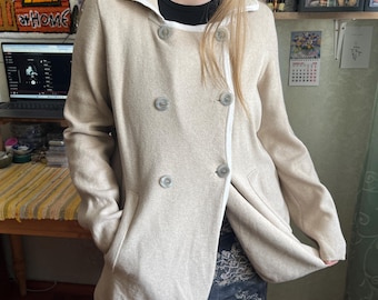 Cappotto lungo in maglia beige Bruno Manetti, lusso discreto
