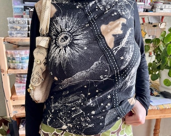 Top nero a collo alto con stampa galassia Y2K, maniche lunghe, stile grunge, vestibilità aderente, stile cosmico.