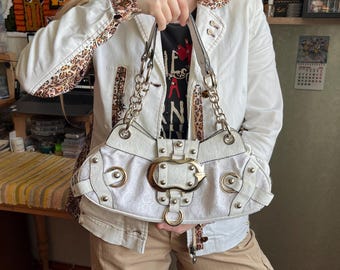 Borsa a tracolla Guess bianca, stile vintage Y2K, con catena.