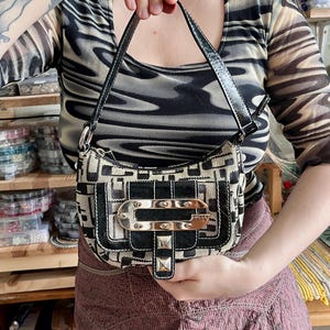 Bolso de hombro mini vintage Guess con logo monograma Y2K, pequeño bolso llamativo