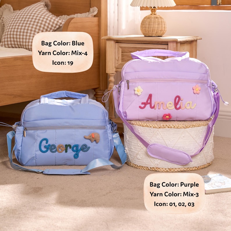 K&ouml;nnte beinhalten: Zwei personalisierte Baby-Taschen. Eine ist hellblau mit "George" in blauer Wolle gestickt und einem Elefanten-Symbol. Die andere ist lila mit "Amelia" in rosa Wolle gestickt und Blumen-Symbolen. Beide haben Schultergurte.