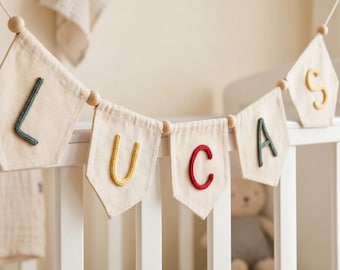 Personalisierte Namensgirlande, individuelle Buchstabengirlande aus Garn, Wimpelkette aus Spitze fürs Kinderzimmer, Wandbehang fürs Babyzimmer, Geschenk zur Babyparty
