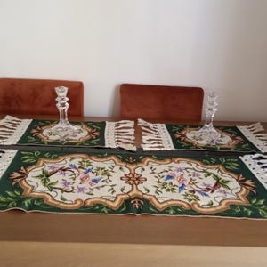 Juego de caminos de mesa vintage hechos a mano con punto de aguja, 3 piezas, bordados a mano, flecos hechos a mano, década de 1980, decoración floral y de pájaros.