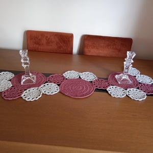 Ręcznie robiony na szydełku bieżnik na stół | Dekoracja stołu w stylu boho, szaro-różowe kółka