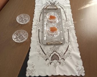 Set vintage di ciotole in vetro pressato con vassoio argentato e runner da tavola ricamato color avorio sporco, decorazione da tavola in stile metà secolo.