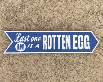 Last One in is a rotten egg sign/lake house decor/swimming pool sign/backyard sign/beach house decor/summer sign/cottage decor/arrow sign