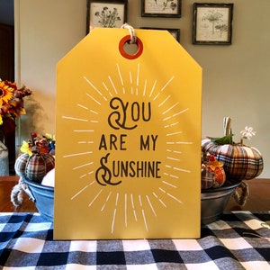 Letrero "Eres mi sol" / letrero con etiqueta colgante / letrero amarillo / letrero estilo granja / letrero con letra de canción / pintado a mano / arte para dormitorio / regalo para ella