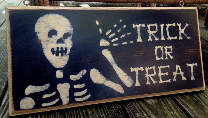Señal de TRICK OR TREAT/señal de Halloween/señal de esqueleto/pintado a mano/señal de estilo vintage/blanco y negro/señal de madera/señal de porche/halloween rústico imagen 1