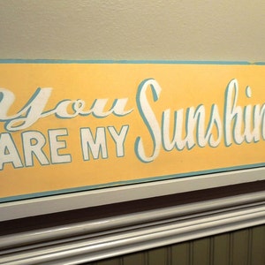 Letrero "You Are My Sunshine"/pintado a mano/fuente retro/letrero amarillo/letrero artístico para habitación infantil/guardería/letrero con letra de canción/arte de cocina/letrero estilo granja