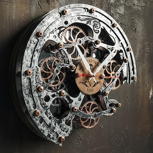 Op de afbeelding: Een steampunk-stijl wandklok met zichtbare tandwielen en een verweerde metalen afwerking. De klok heeft Romeinse cijfers en decoratieve elementen. De wijzers geven de tijd aan. De diameter is ongeveer 30 cm.